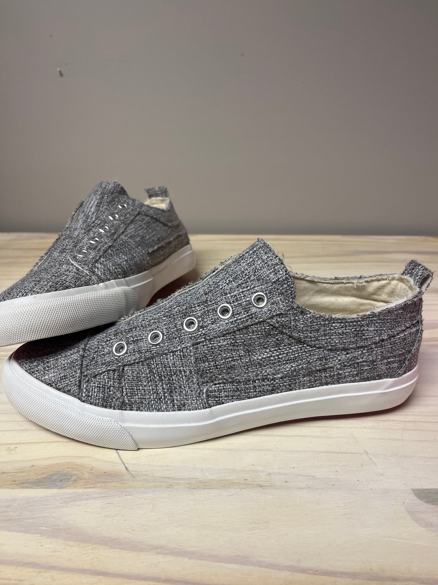 Corky’s Grey Tweed Babalu