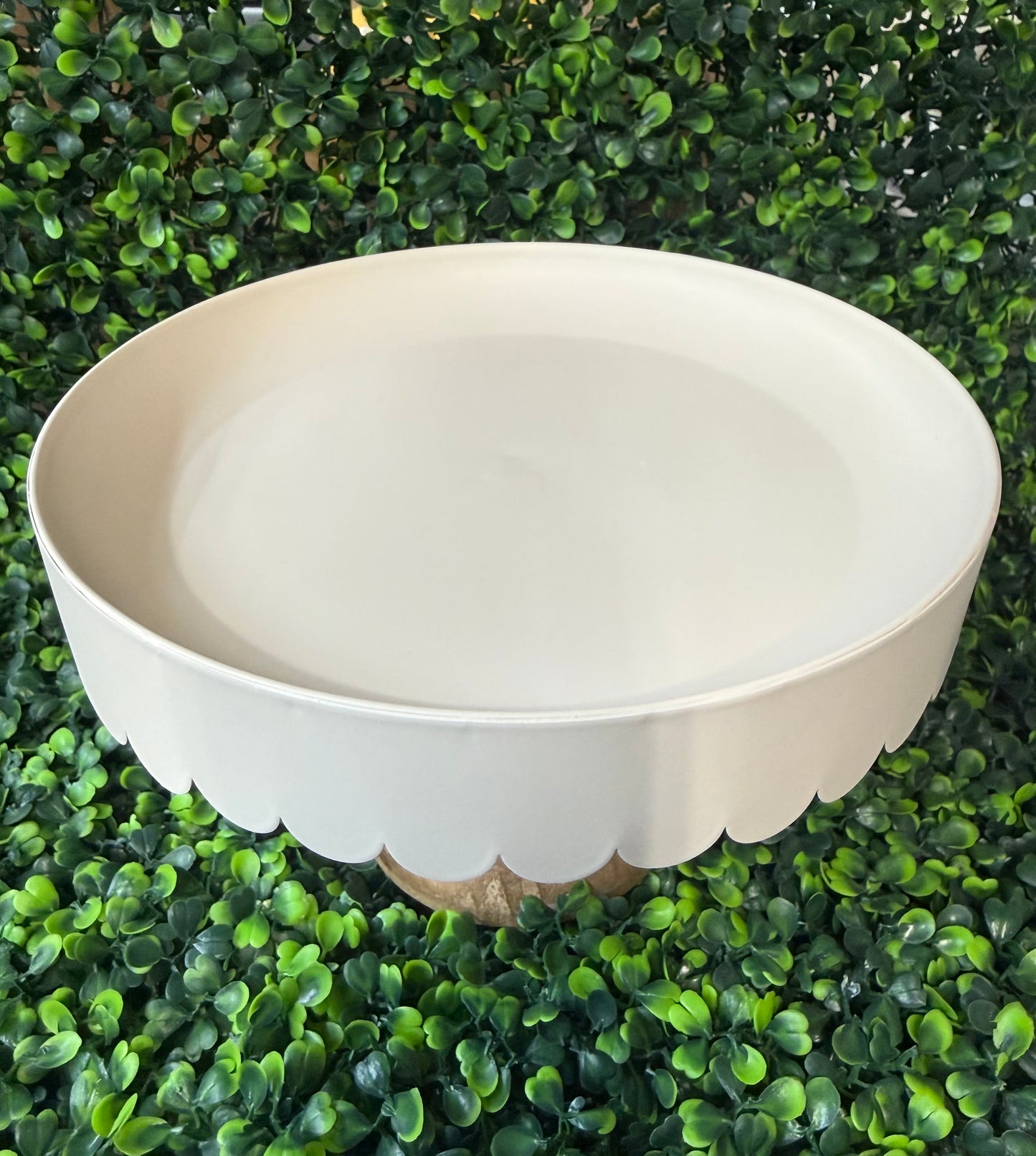 Almond Scallop Decor Stand