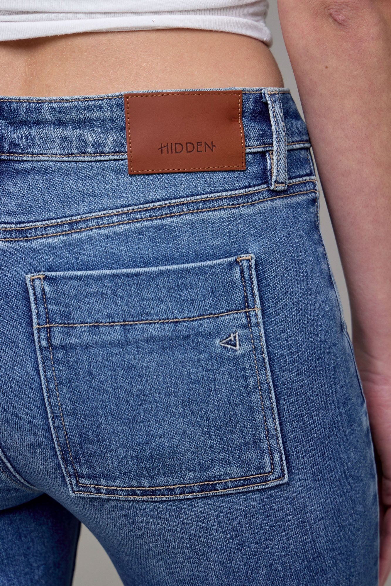 Hidden Jeans Happi  Mid Rise Cropped Frayed Hem Flare