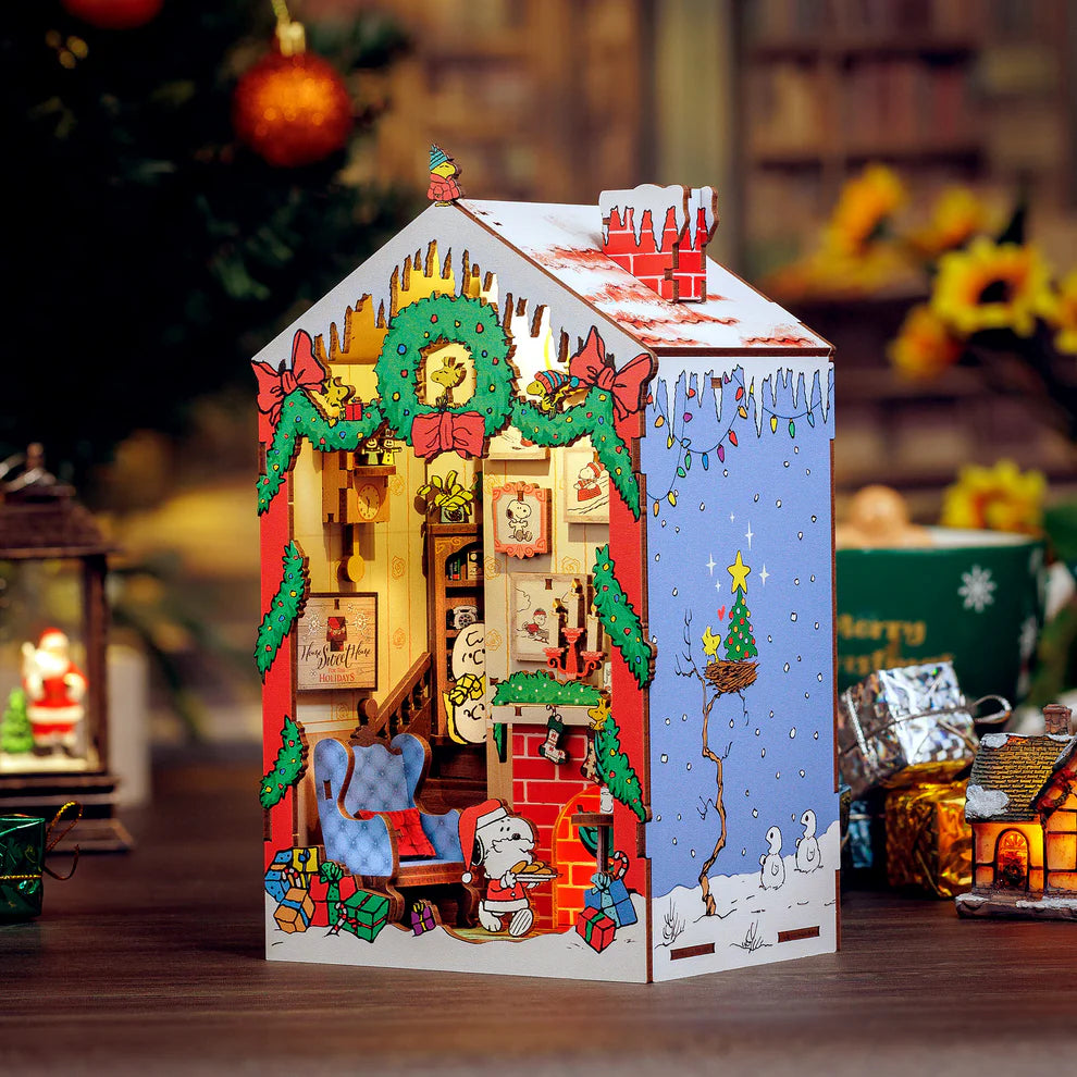 Peanuts® Christmas DIY Miniature Book Nook Kit
