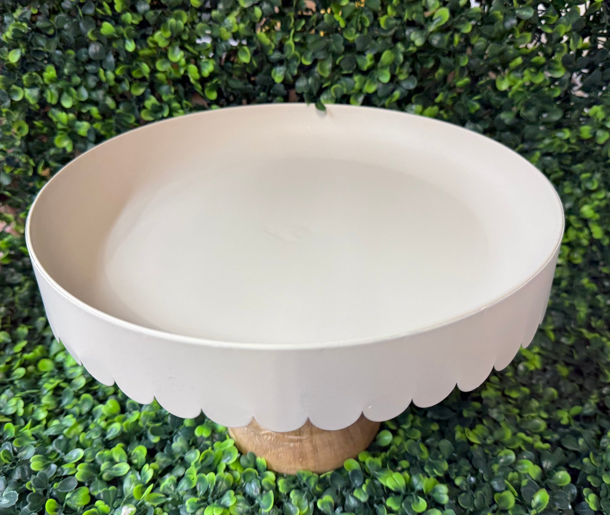 Almond Scallop Decor Stand