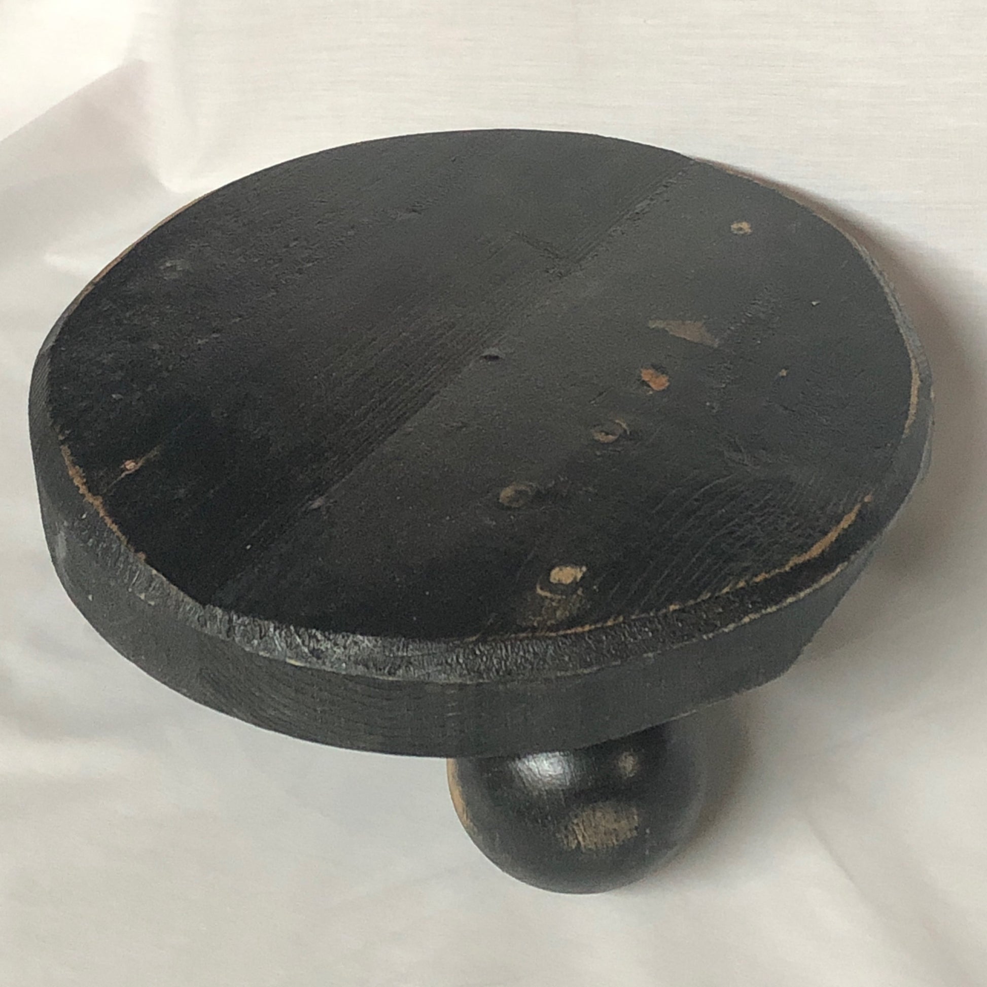 Round Black Riser